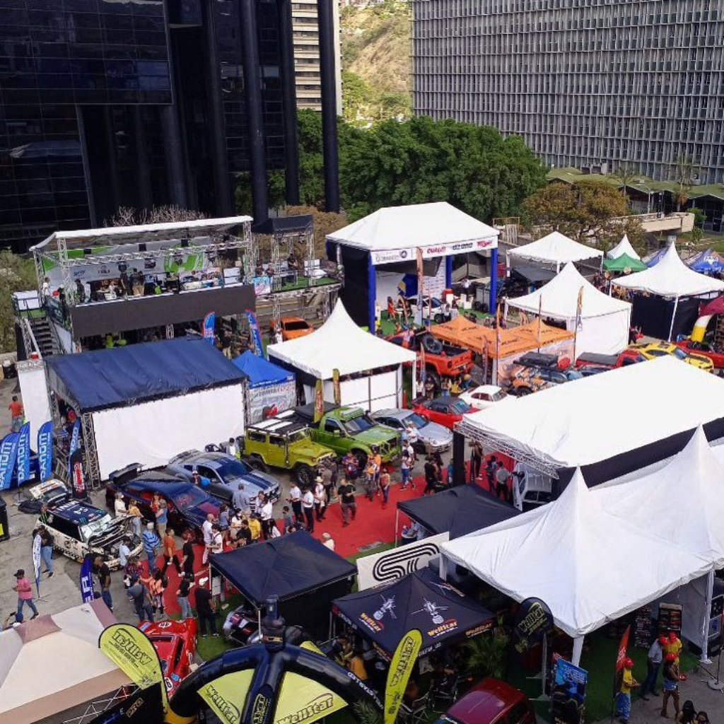 Vista aérea del evento con carpas y autos