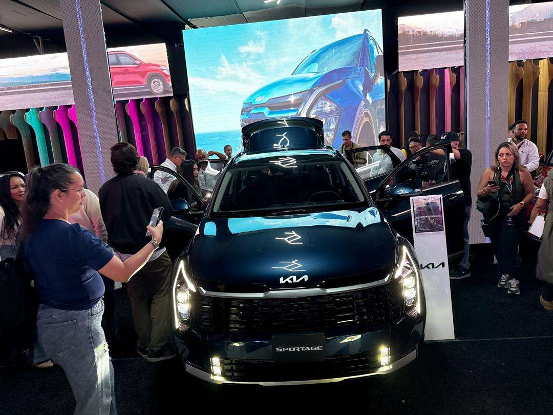 Kia Sportage negro en stand de exhibición