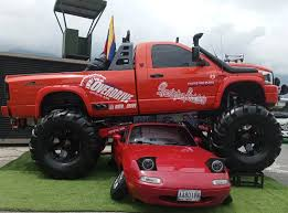Monster truck rojo con bandera
